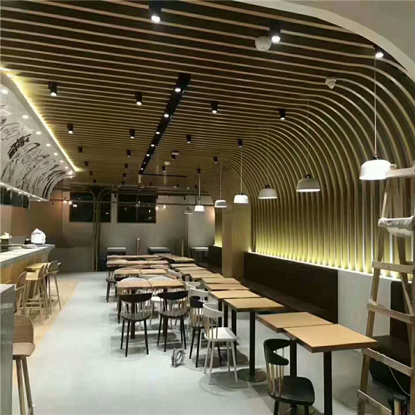 鋁方通用在工程的什么地方上？